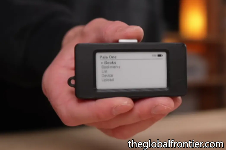 YouTuber Ciptakan E-Reader Sekecil Ibu Jari, Bisa Simpan 10 Buku